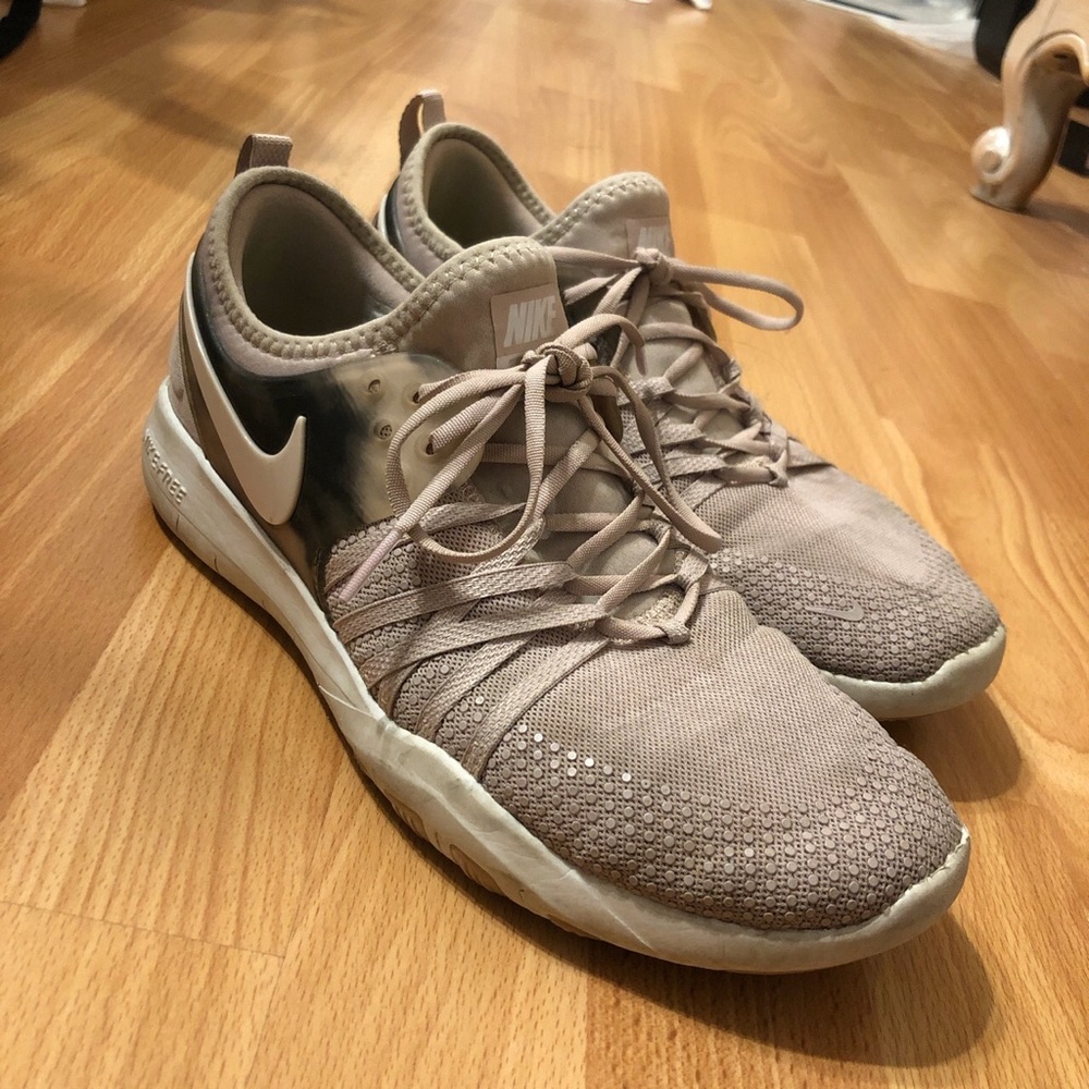 Nike women’s free run sneakers